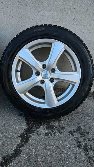 16 tuumaiset vanteet nastarenkailla ja 5x108 jaolla. (Volvo, Ford)