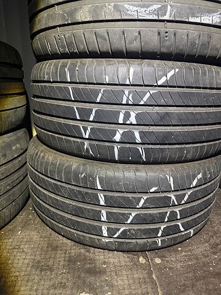 Renkaat 235/40/19 Michelin 2 kpl 6 mm