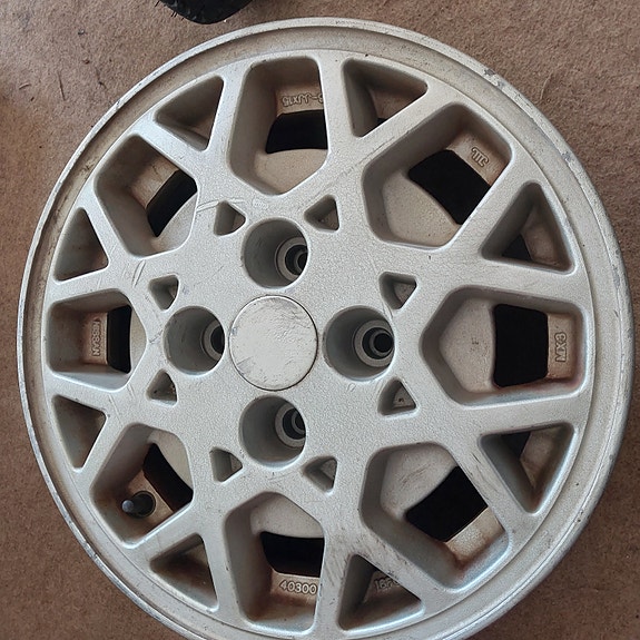 Nissan datsun erikoisvanteet 15"