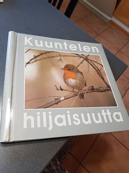 Kuuntelen hiljaisuutta. Suom. Niilo Rauhala.