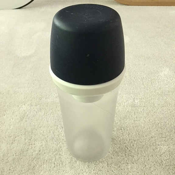 Tupperware shaker / sirotin