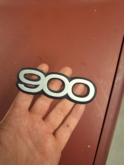 900 logo takaluukkuun (Saab)