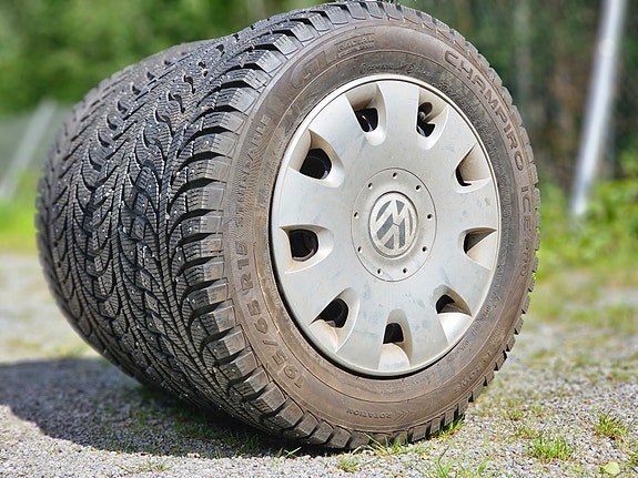 15" oem VW/AUDI vanteet hyvillä nastarenkailla