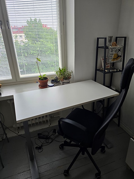 Ikea Sähköpöytä (120x60) ja IKEA Markus -työtuoli / (Nouto heinäkuun lopussa)