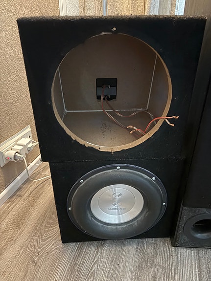 Ground Zeron Nuclear 12” suljetulla kotelolla ja 12” valmiskotelo
