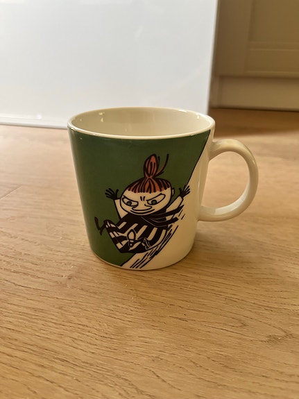 Arabia muumimuki Pikkumyy liukumäessä
