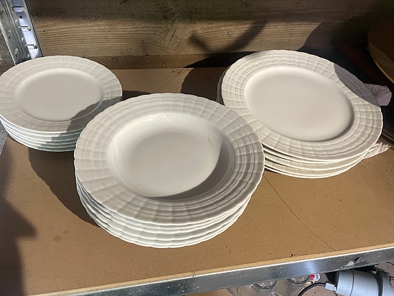 Valkoiset lautaset 17kpl