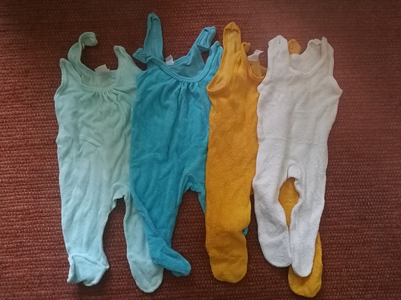 Retrovaatteita vauvalle - potkuhousuja, nuttuja, yöpuku ja body