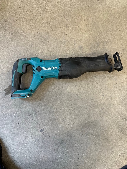 Makita 18V LXT puukkosaha (runko) – toimiva