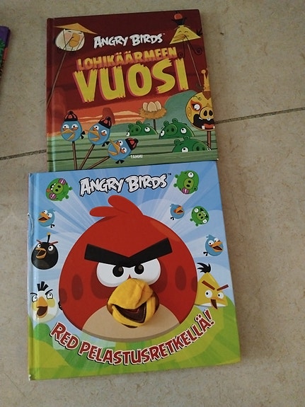 Angry Birds lastenkirjat Red pelastusretkellä ja Lohikäärmeen vuosi