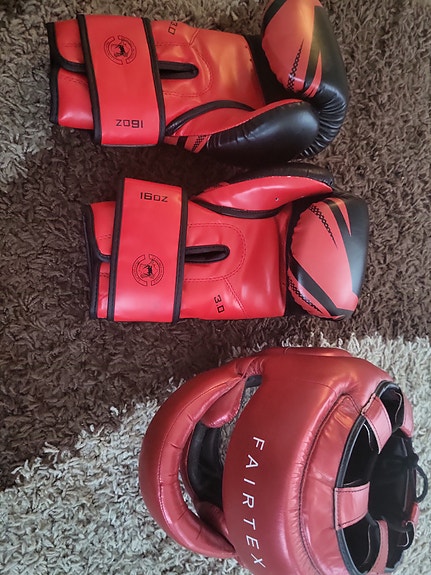 Premium nyrkkeilysetti: Fairtex kypärä ja Venum hanskat 16 oz