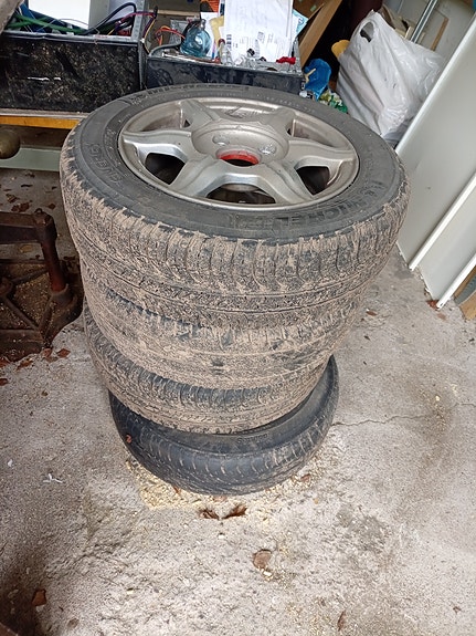 165/65 R13 renkaat vanteilla. Tarjoa.Nouto