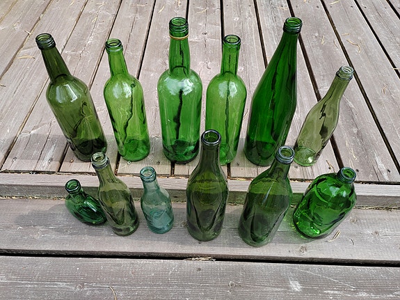 Vihreitä vanhoja lasipulloja eri kokoja