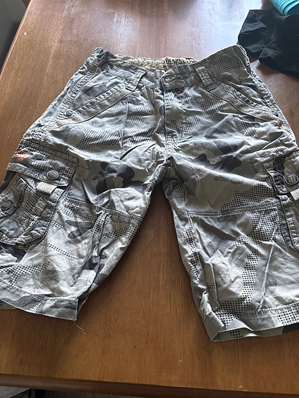 Maastokuvioiset shortsit ja jogger pull on housut 134 cm