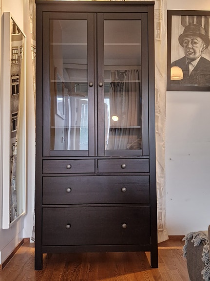 Hemnes vitriini, lipasto, allaskaappi ja pieni lipasto