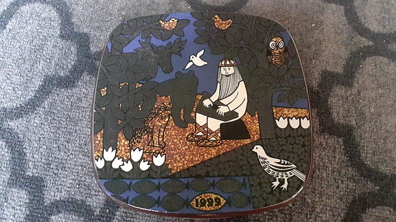 Arabia Kalevala 1999 lautanen seinälautanen vuosilautanen