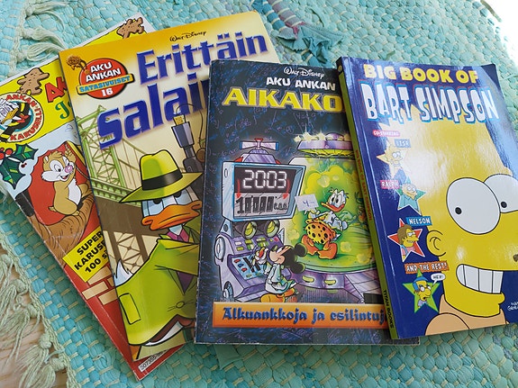 Sekalaisia sarjakuvia mm. Aku Ankka ja Simpsonit