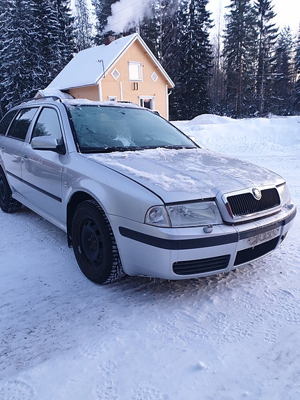 Skoda farmari henkilöauto hopea