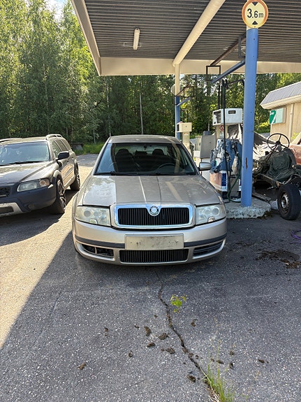 Skoda Superb 1.8t 2004 Myydään varaosina