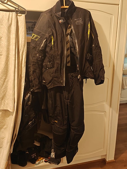 Myydään naisten goretex puku