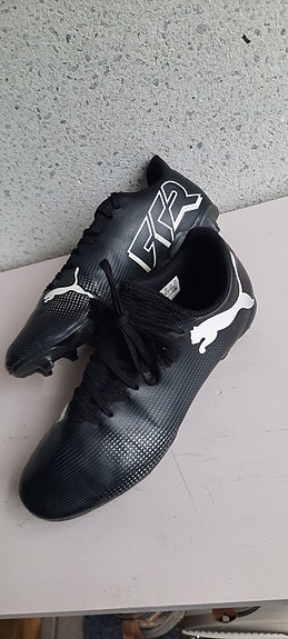 Puma jalkapallokengät koko 41, musta