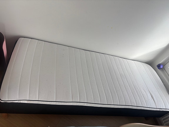 Myydään aikuisten sänky, pituus 200cm, leveys 80cm