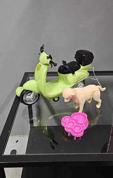 Barbie koira ja skootteri