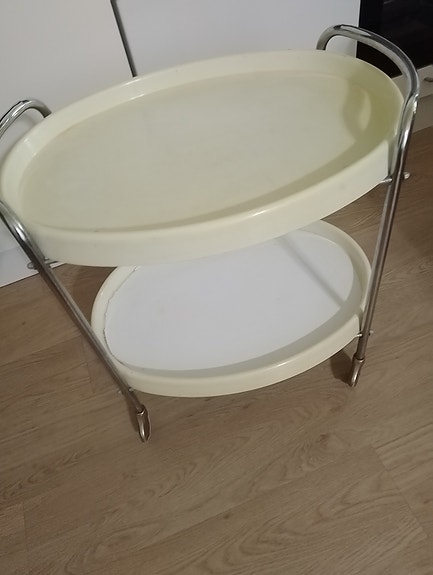 Pyörillä oleva apupöytä