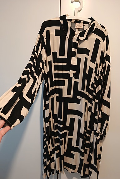Musta-beige mekko