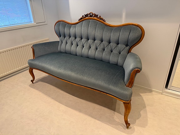 Entisöity 1800-luvun talonpoikaisrokokoo-sohva