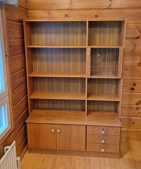 Puinen kirjahylly
