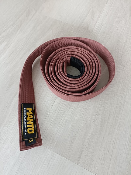 MANTO BJJ ruskea vyö, koko A4