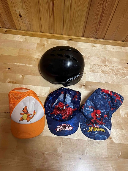 STIGA‑kypärä + 3 lasten lippistä (Spider‑Man & Charmander) – 10 €