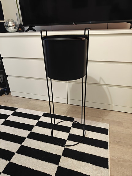 jalallinen kukkaruukku