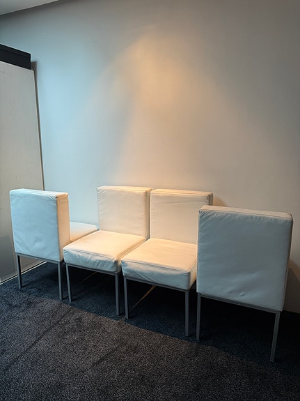 4 kpl Kaani valkoiset nahkatuolit