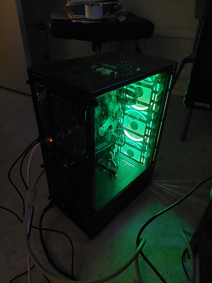 Pöytäkone. Ryzen 3 4100, Asus Prime A 520-K mATX emolla.