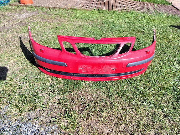 Saab 9-3 SS etupuskuri punainen