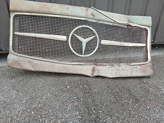 Mercedes-Benz etusäleikkö / maski