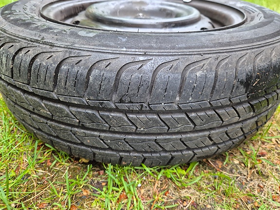 Kesärenkaat 4 kpl vanteilla, (Nissan Micralla olleet)