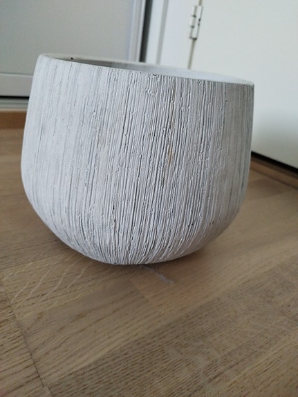 Iso valkoinen kukkaruukku