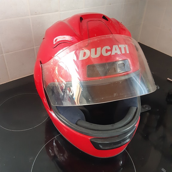 Ducati moottoripyörä kypärä