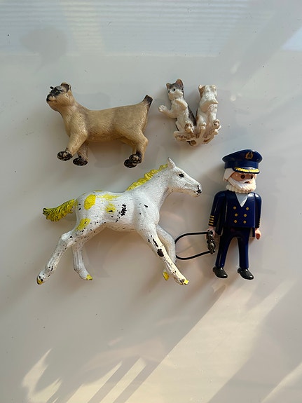 Huonokuntoisia schleich hahmoja ja Playmobil hahmo