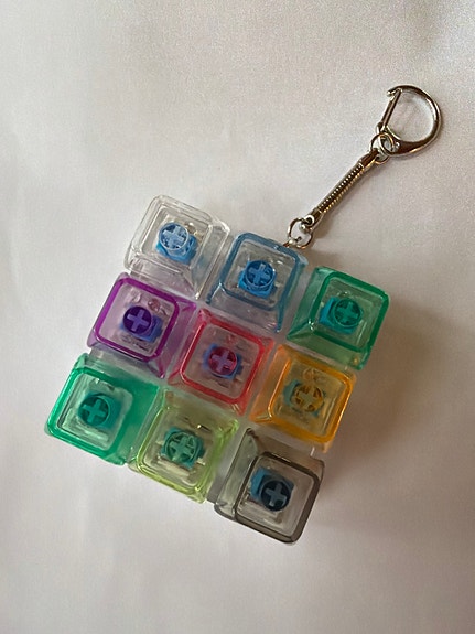 LED-näppäimistön fidget-lelu avaimenperällä.