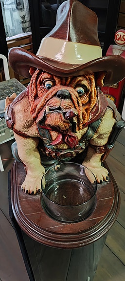 Bulldog koristefiguuri lasikulholla