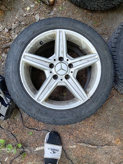 Mercedes-Benz alkuperäiset alumiinivanteet + nastarenkaat 16”