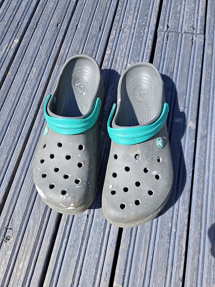 Miesten crocsit