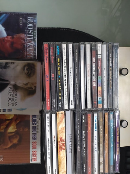 DVD/CD soitin Sony kaukosäätimellä + 100 CDtä + 45 DVD elokuvaa