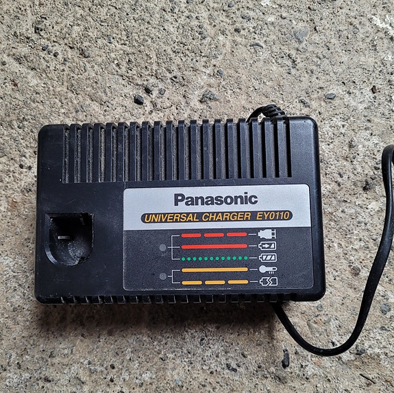 Panasonic laturi