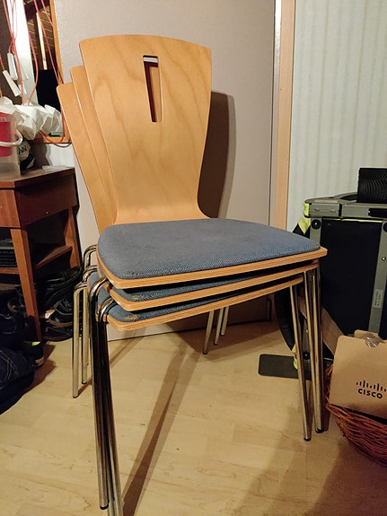 Puu/metalli tuolit pehmustetulla istuimella
