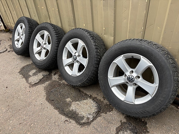 Volkswagen vanteet nastarenkailla 215/65/R16